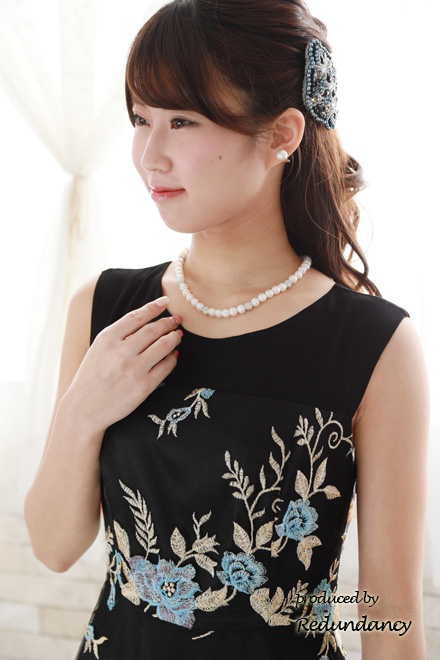 ブラックの花柄刺繍チュールドレス