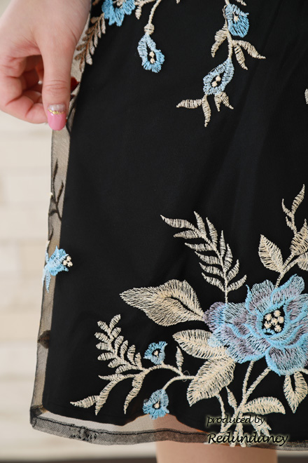 ブラックの花柄刺繍チュールドレス