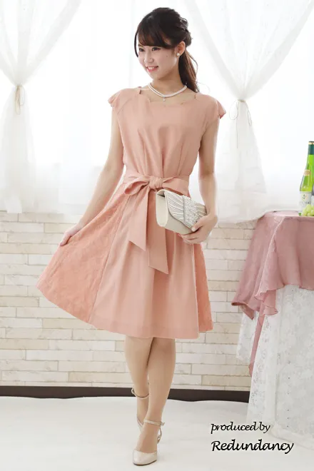 サーモンピンクのスカラップ襟レースドレス