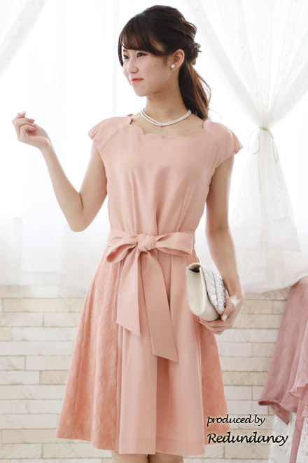 サーモンピンクのスカラップ襟レースドレス