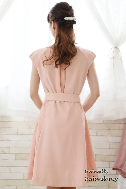 サーモンピンクのスカラップ襟レースドレス