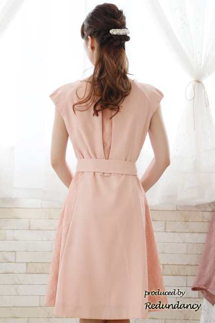 サーモンピンクのスカラップ襟レースドレス