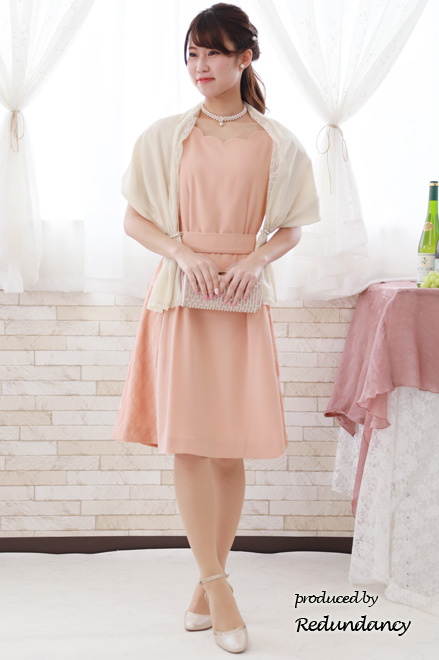 サーモンピンクのスカラップ襟レースドレス