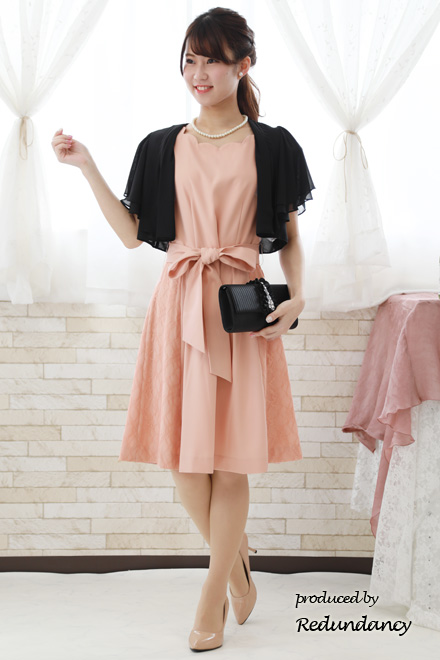 サーモンピンクのスカラップ襟レースドレス