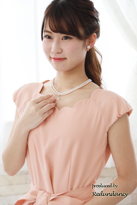 サーモンピンクのスカラップ襟レースドレス