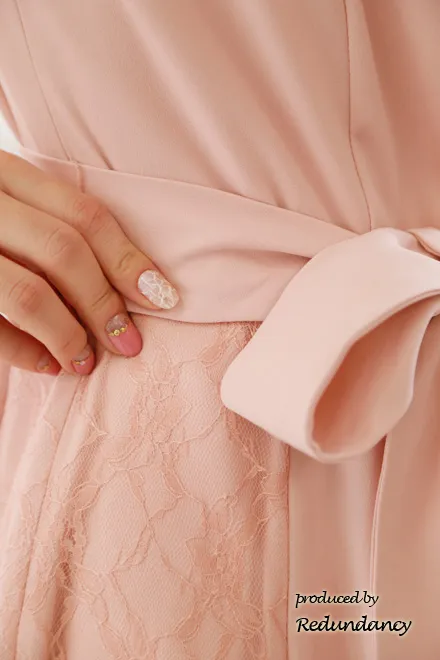 サーモンピンクのスカラップ襟レースドレス