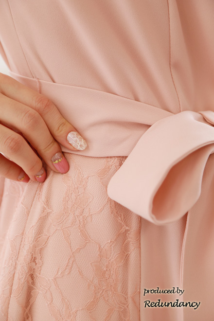 サーモンピンクのスカラップ襟レースドレス