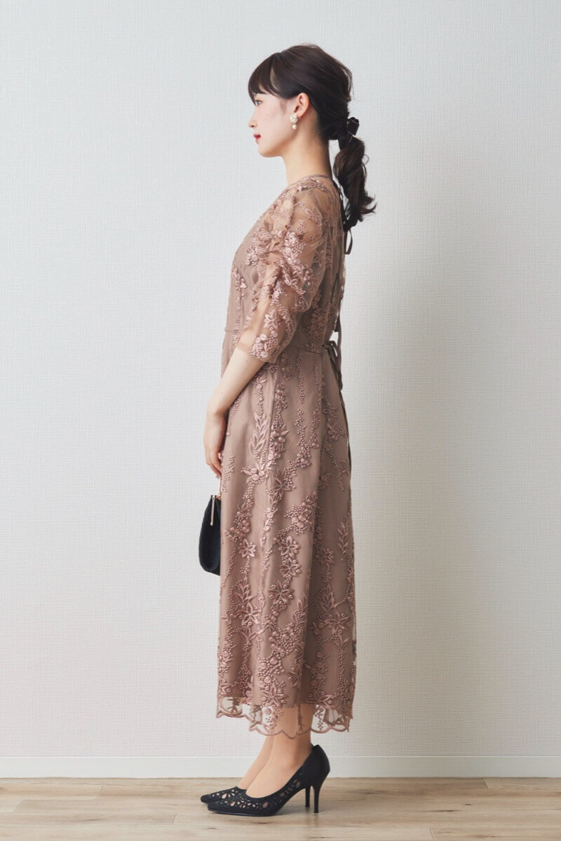 モカの花柄刺繍ミディ丈ドレス