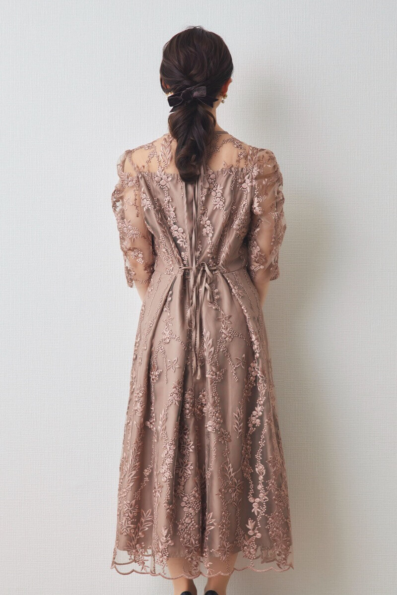 モカの花柄刺繍ミディ丈ドレス