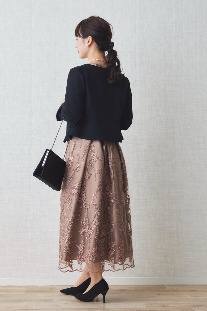 モカの花柄刺繍ミディ丈ドレス