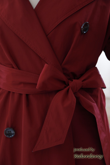 レッドのダブルボタン×リボンのクラシックロングコート