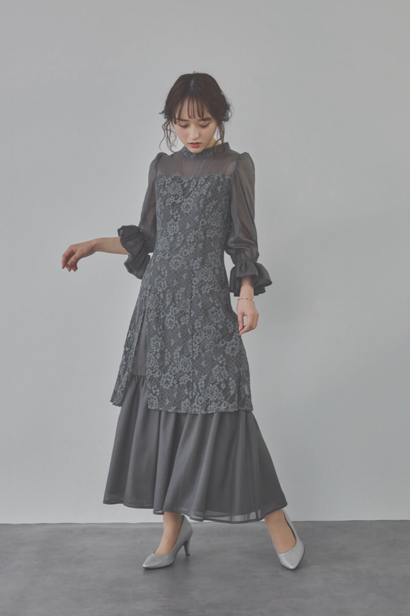 チャコールグレーのシャーリングスリーブ花柄レースドレス