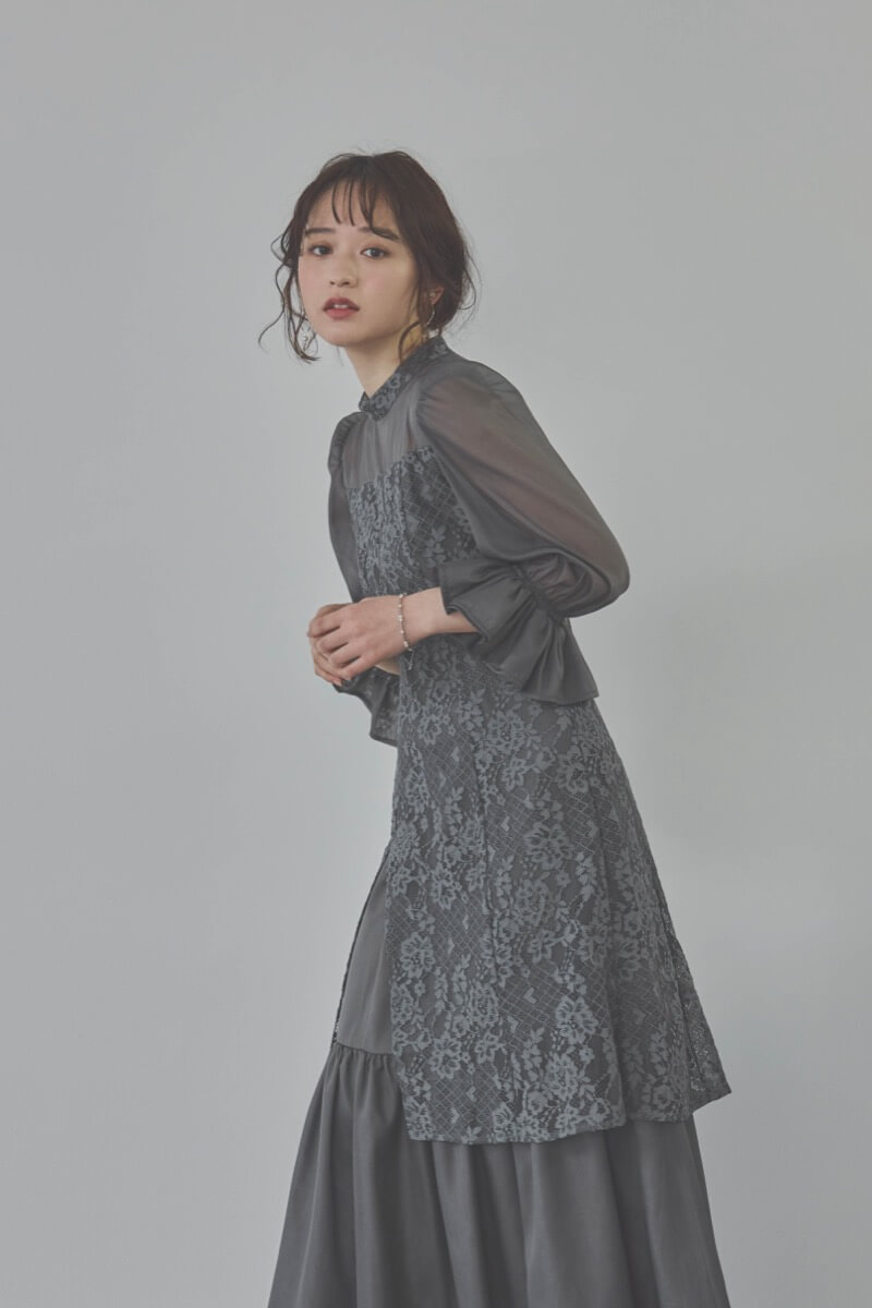 チャコールグレーのシャーリングスリーブ花柄レースドレス