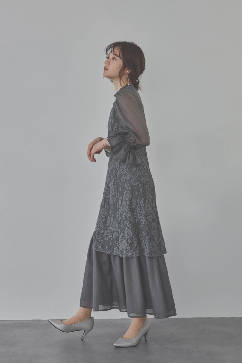 チャコールグレーのシャーリングスリーブ花柄レースドレス