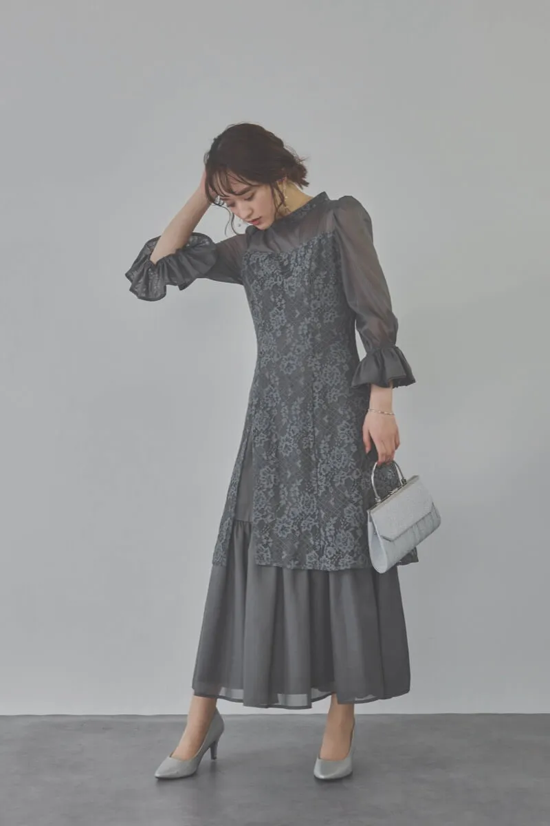 チャコールグレーのシャーリングスリーブ花柄レースドレス