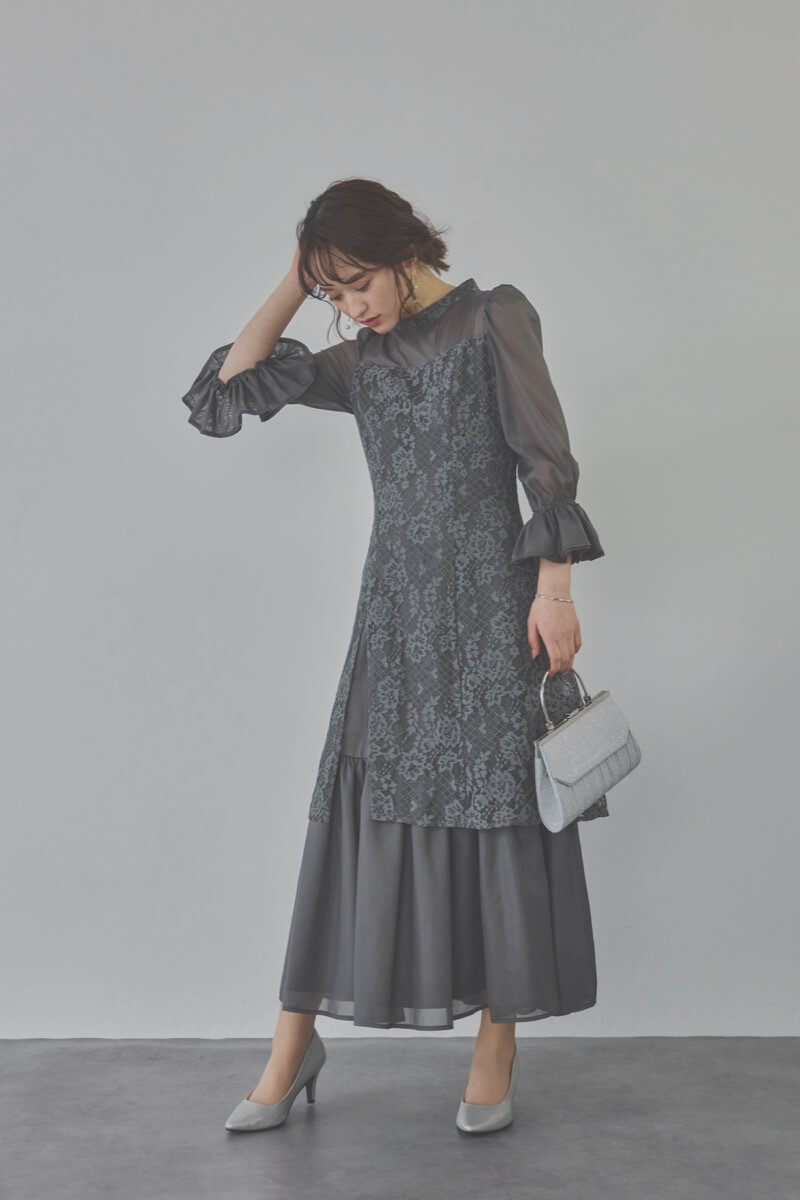 チャコールグレーのシャーリングスリーブ花柄レースドレス