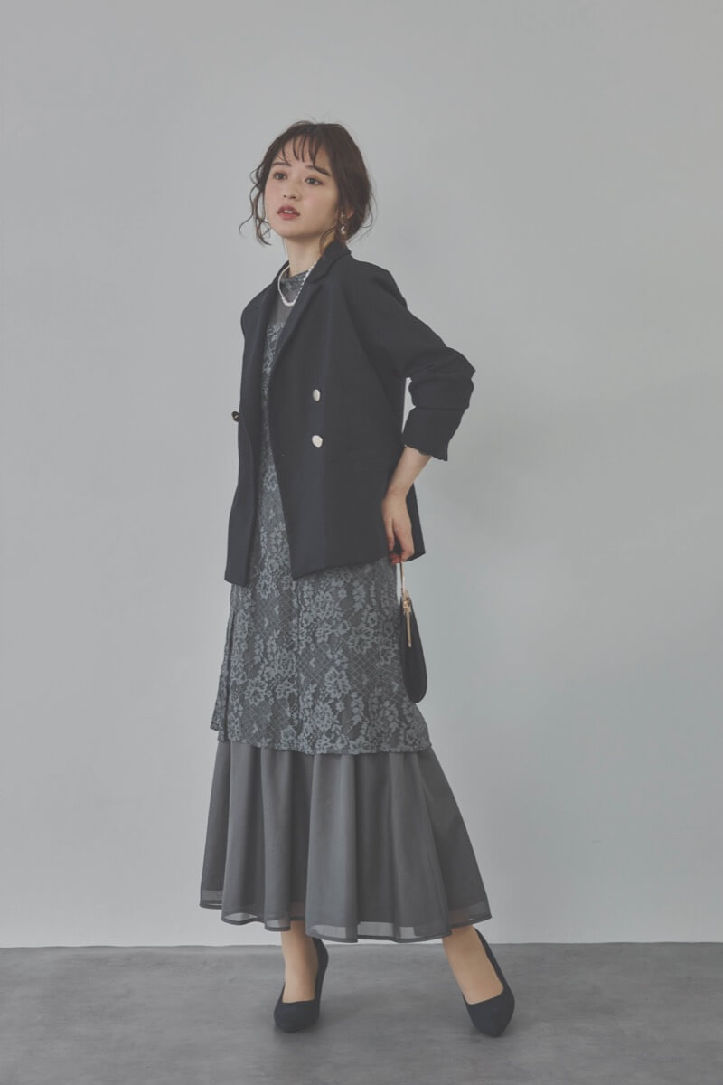 チャコールグレーのシャーリングスリーブ花柄レースドレス