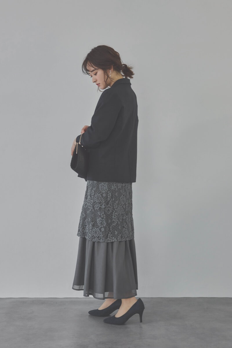 チャコールグレーのシャーリングスリーブ花柄レースドレス