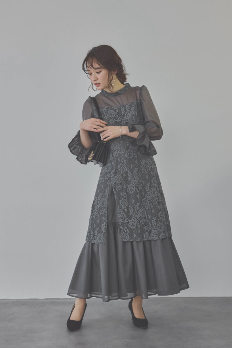チャコールグレーのシャーリングスリーブ花柄レースドレス