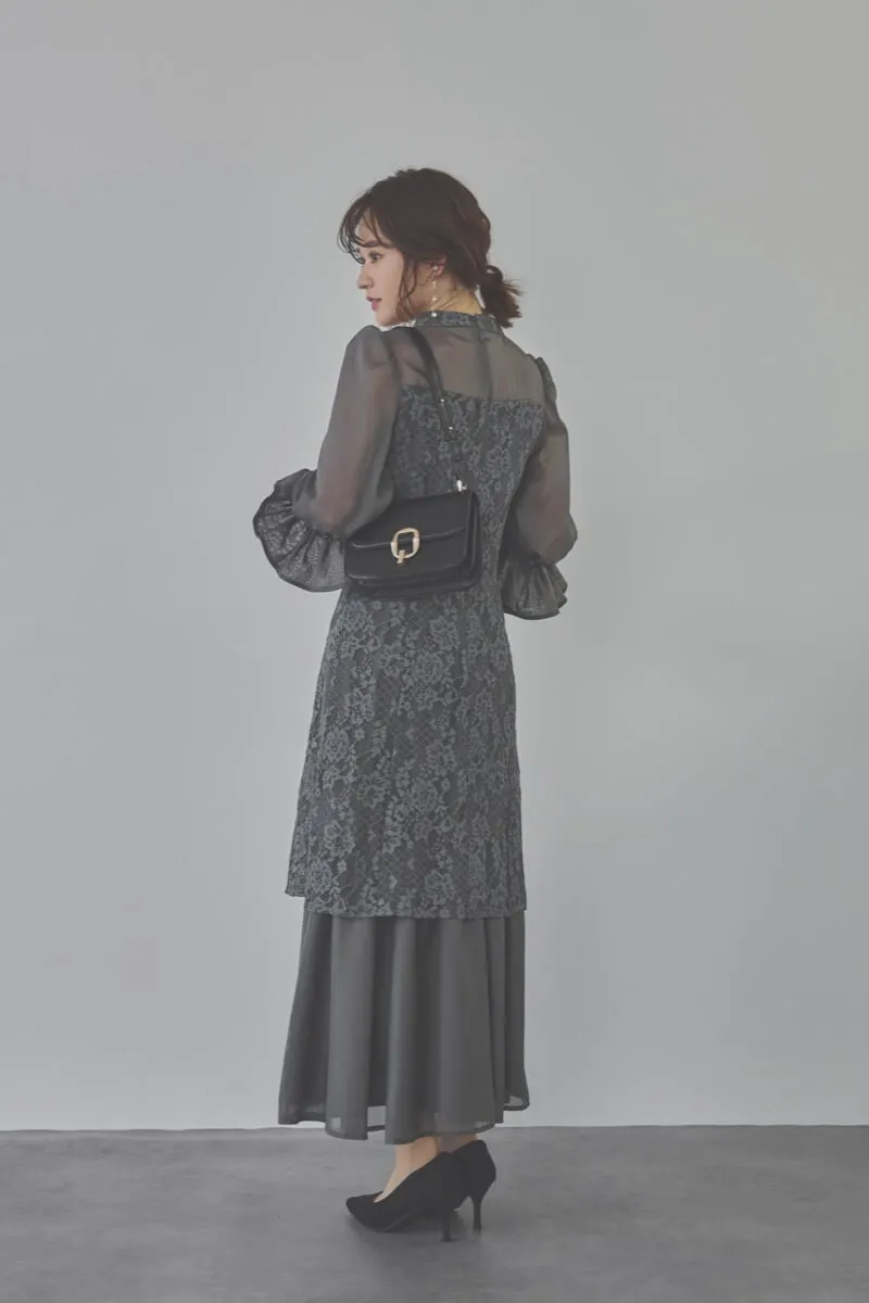 チャコールグレーのシャーリングスリーブ花柄レースドレス