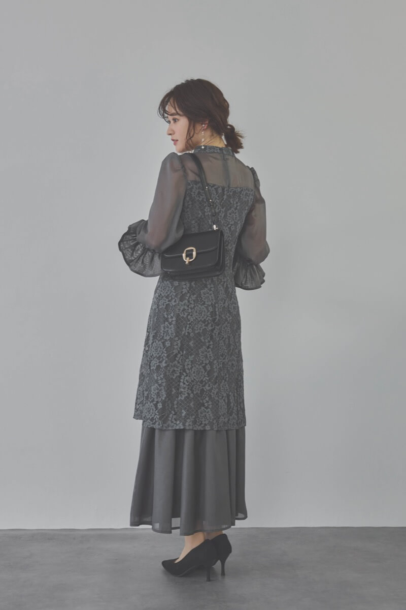 チャコールグレーのシャーリングスリーブ花柄レースドレス