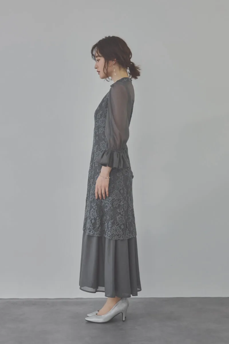 チャコールグレーのシャーリングスリーブ花柄レースドレス