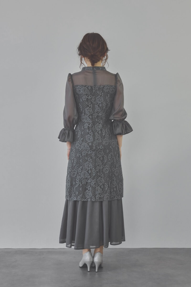 チャコールグレーのシャーリングスリーブ花柄レースドレス