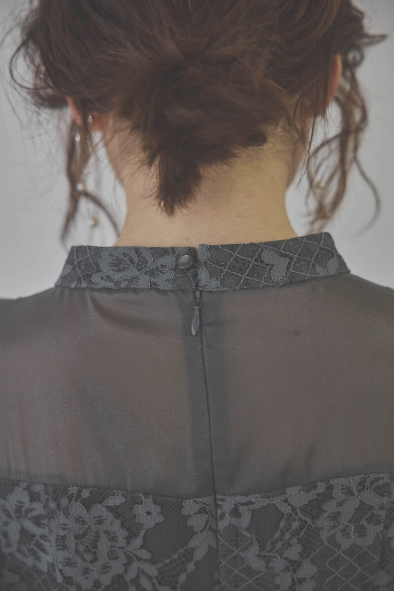 チャコールグレーのシャーリングスリーブ花柄レースドレス