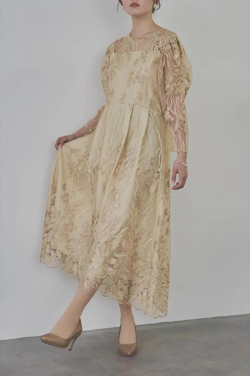 ベージュのボリュームスリーブ刺繍ドレス