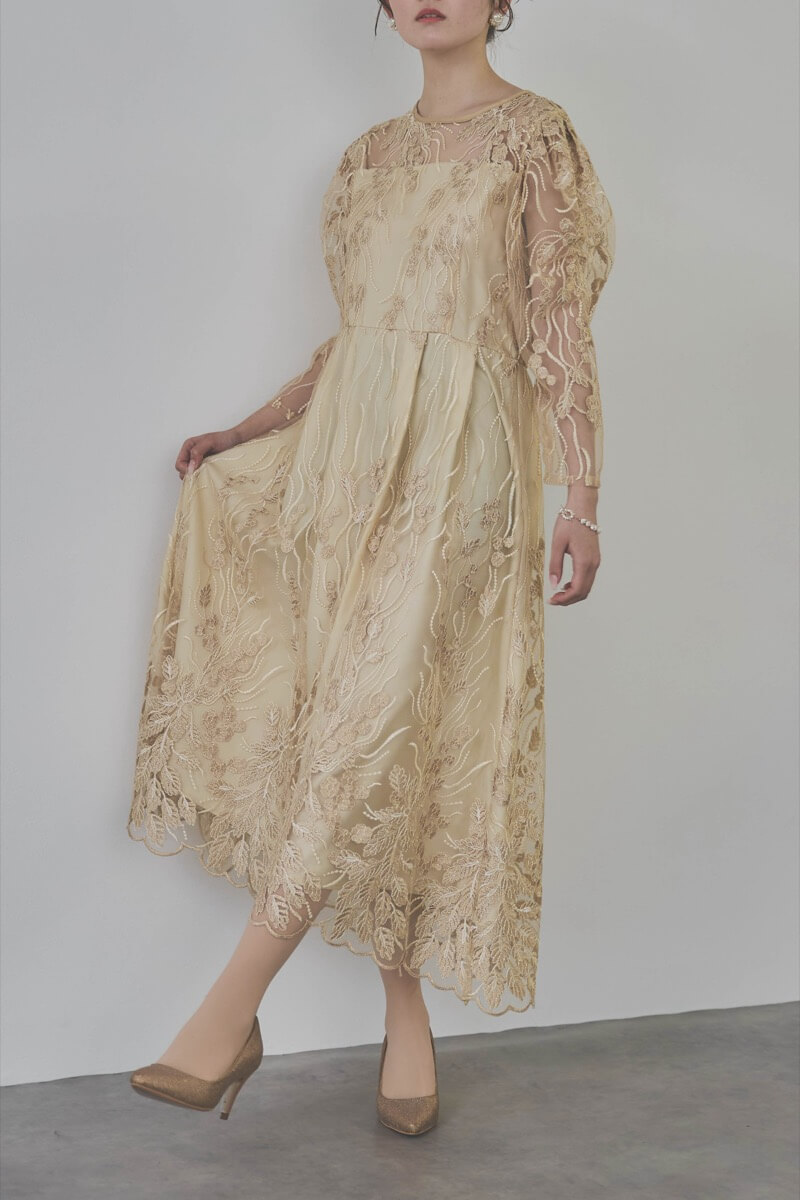 ベージュのボリュームスリーブ刺繍ドレス