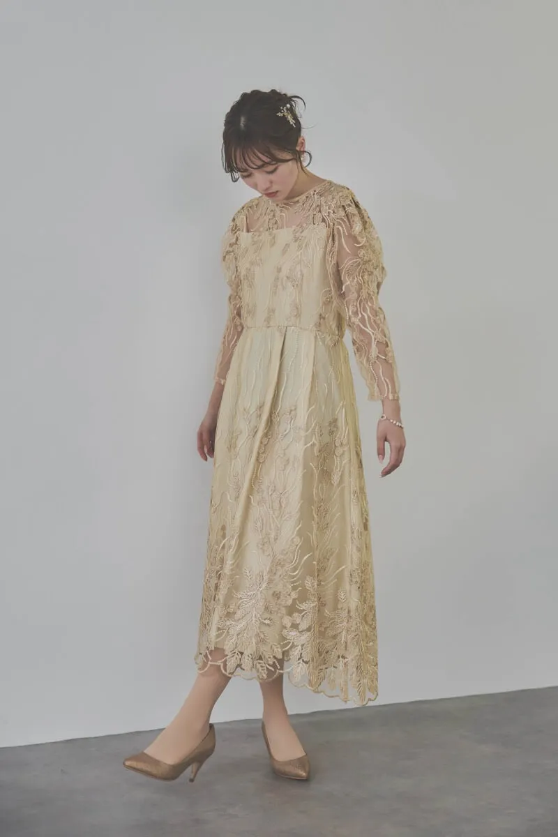 ベージュのボリュームスリーブ刺繍ドレス