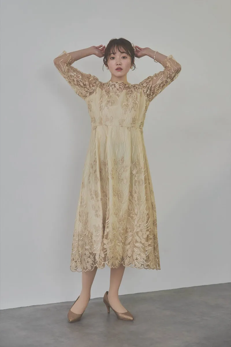 ベージュのボリュームスリーブ刺繍ドレス