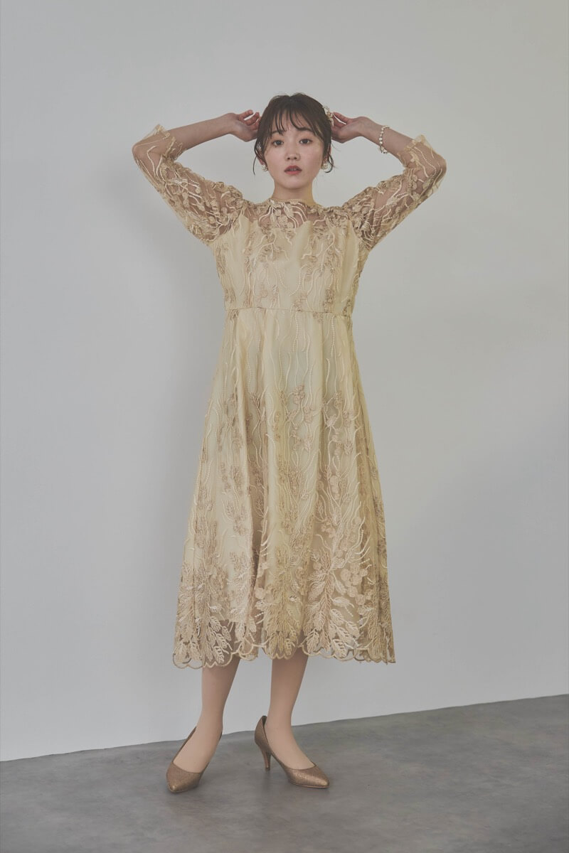 ベージュのボリュームスリーブ刺繍ドレス