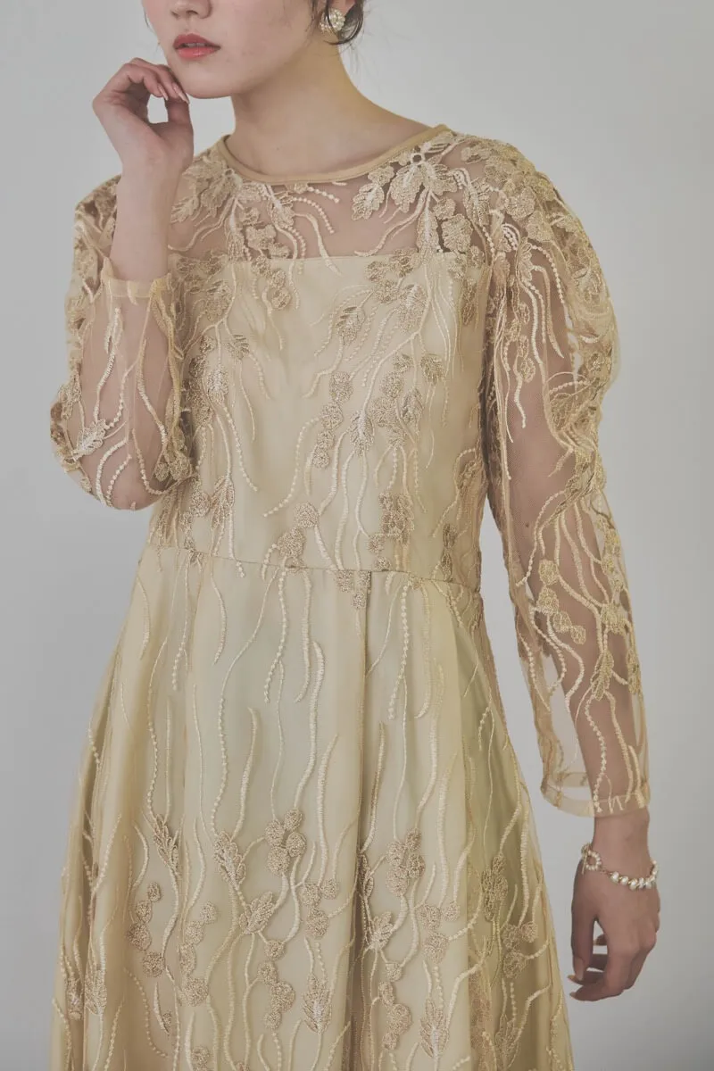 ベージュのボリュームスリーブ刺繍ドレス