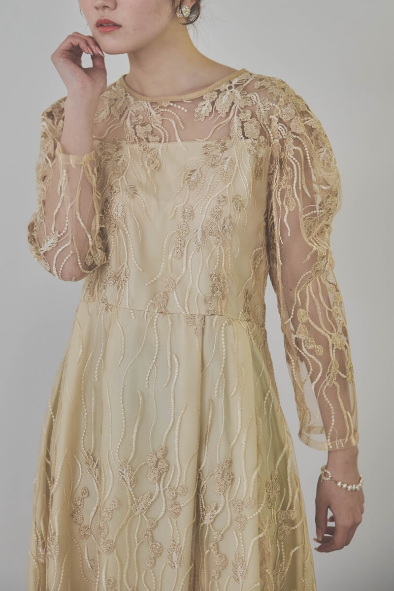 ベージュのボリュームスリーブ刺繍ドレス