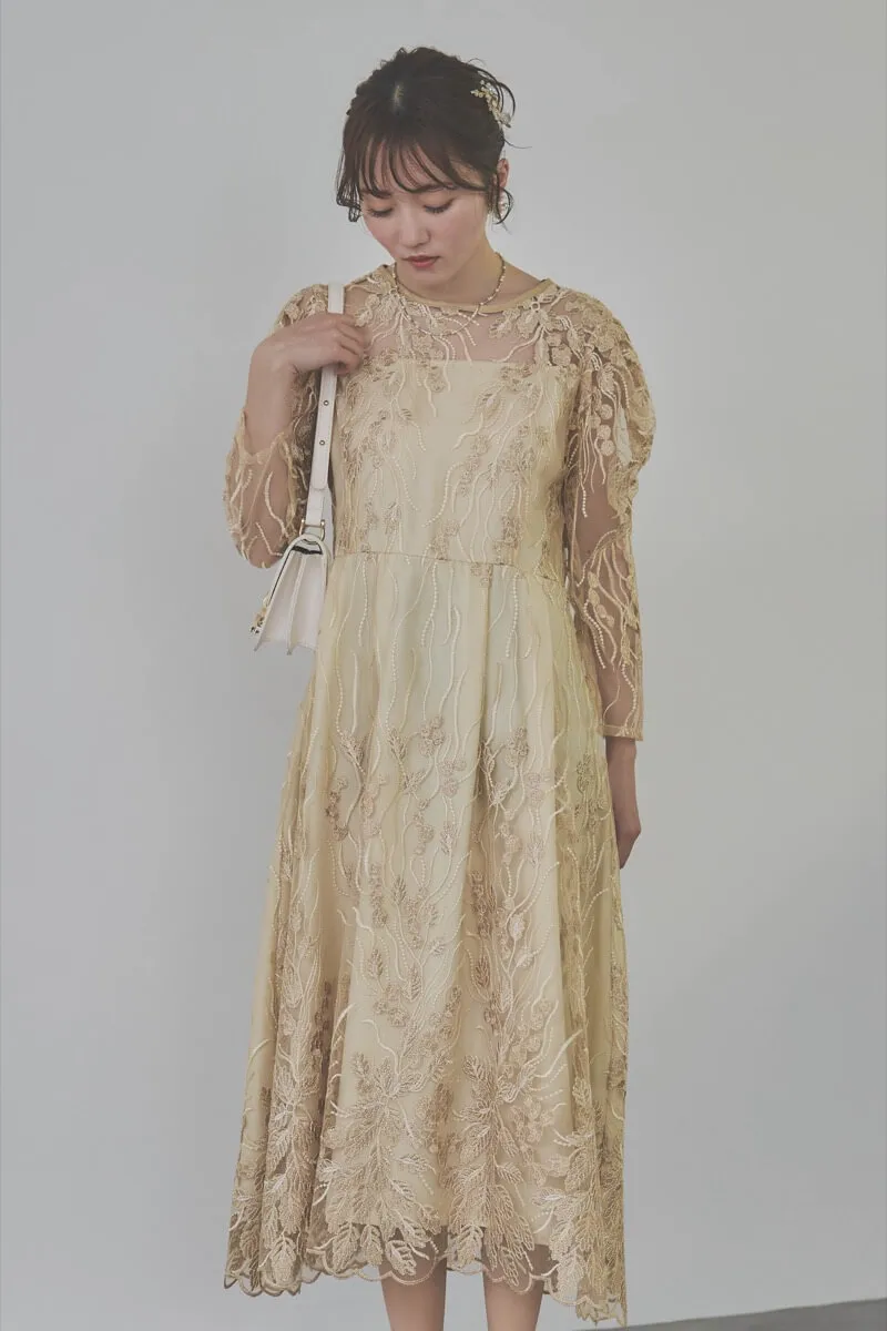 ベージュのボリュームスリーブ刺繍ドレス