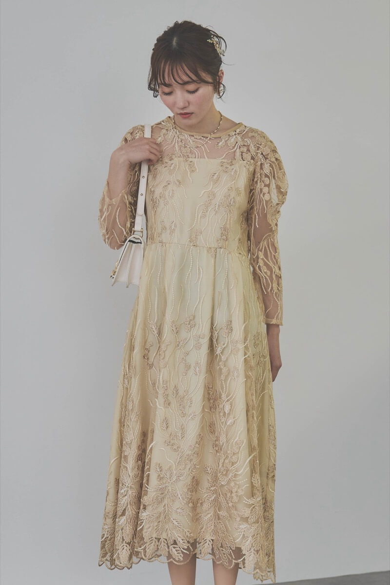 ベージュのボリュームスリーブ刺繍ドレス