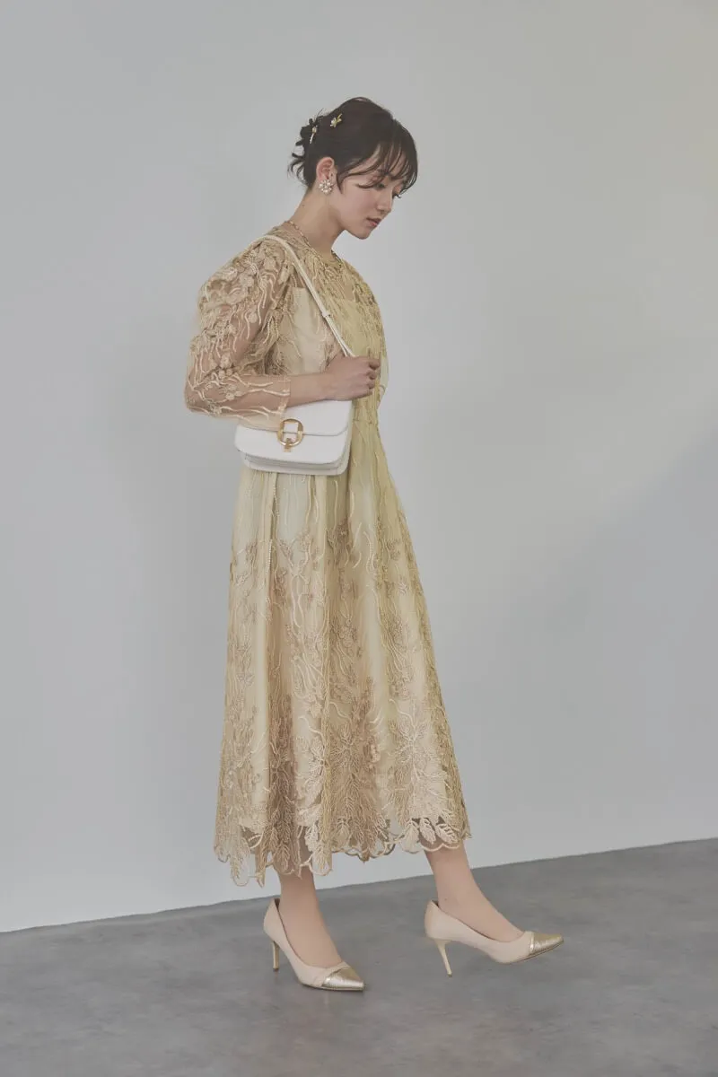 ベージュのボリュームスリーブ刺繍ドレス