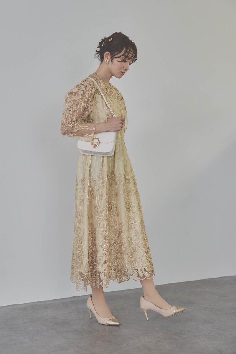 ベージュのボリュームスリーブ刺繍ドレス