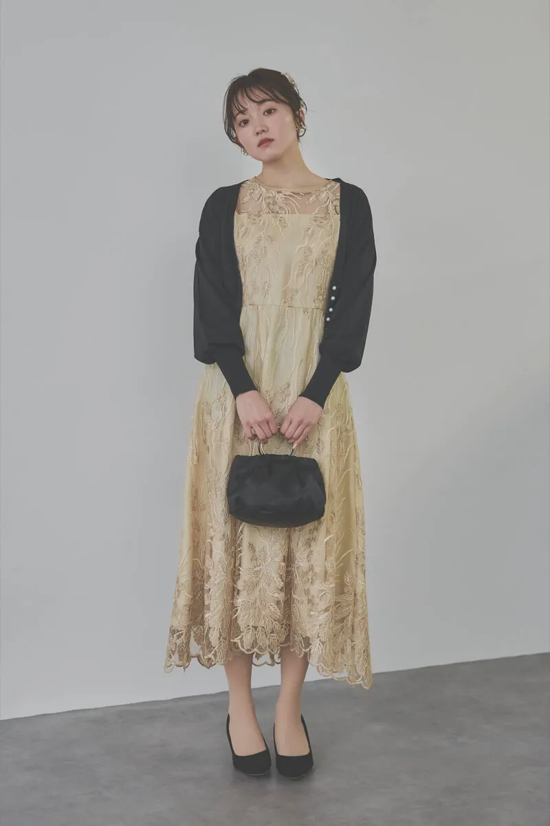 ベージュのボリュームスリーブ刺繍ドレス