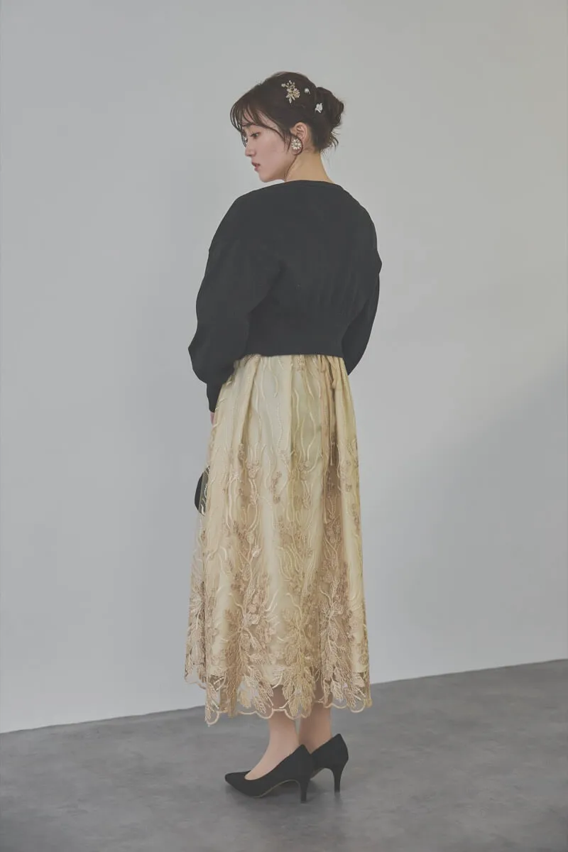 ベージュのボリュームスリーブ刺繍ドレス