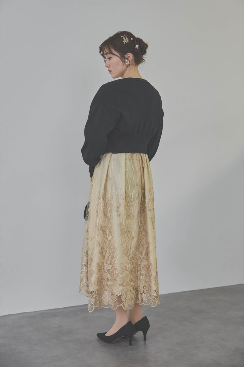 ベージュのボリュームスリーブ刺繍ドレス