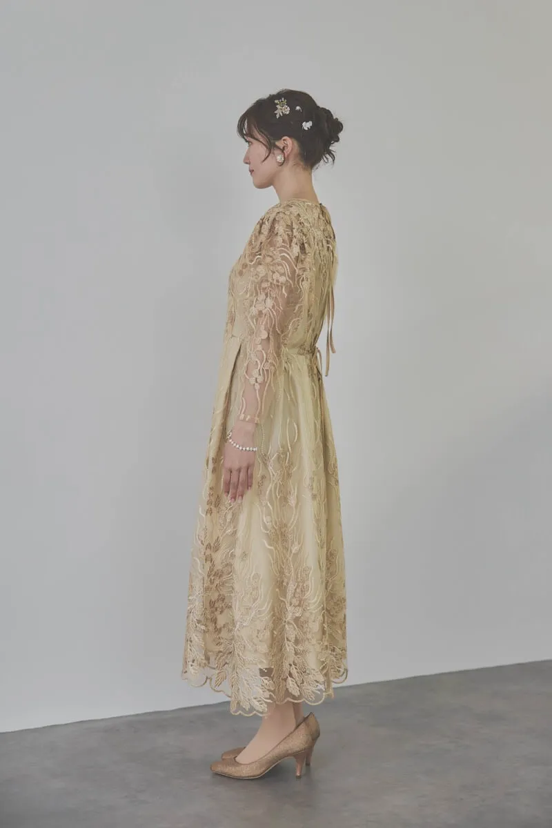 ベージュのボリュームスリーブ刺繍ドレス