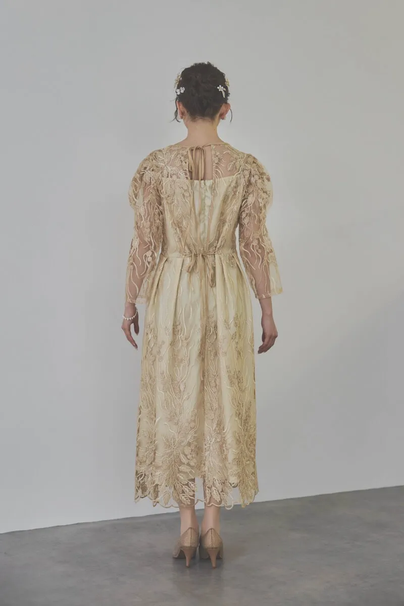 ベージュのボリュームスリーブ刺繍ドレス