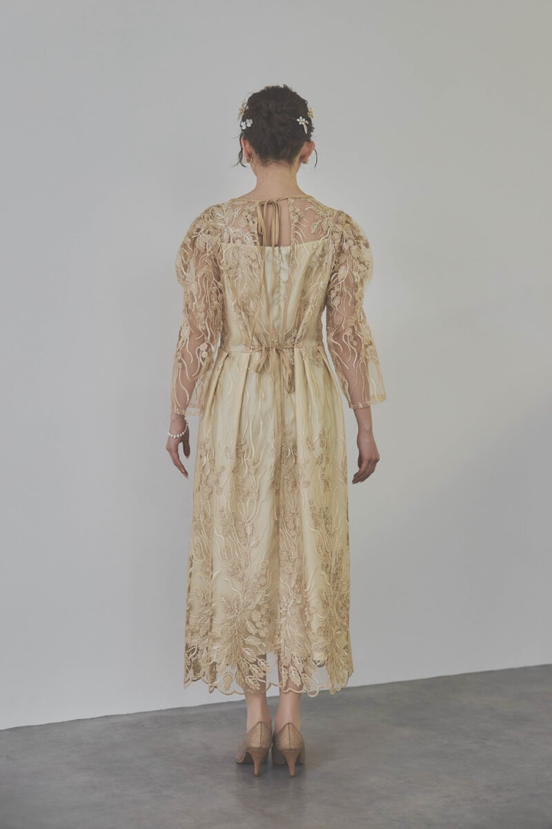 ベージュのボリュームスリーブ刺繍ドレス