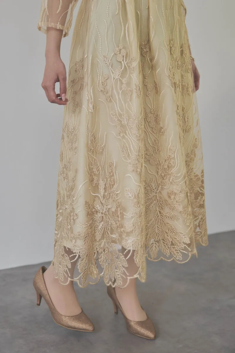 ベージュのボリュームスリーブ刺繍ドレス