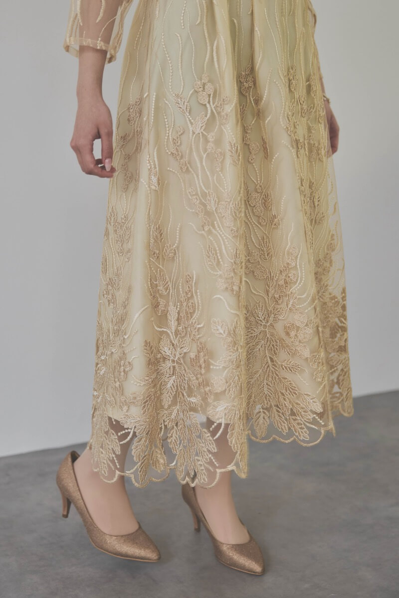 ベージュのボリュームスリーブ刺繍ドレス