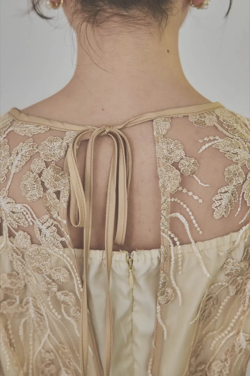 ベージュのボリュームスリーブ刺繍ドレス
