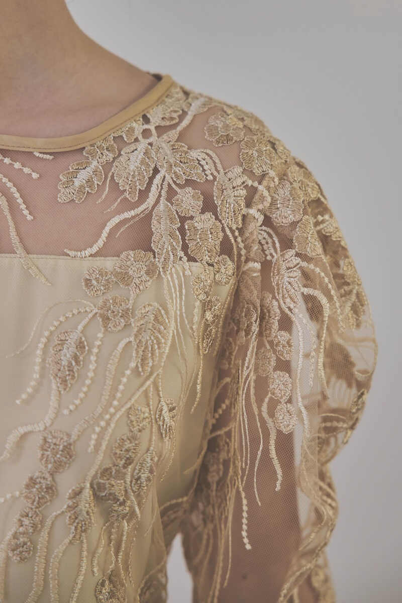 ベージュのボリュームスリーブ刺繍ドレス