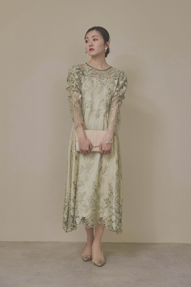 カーキのボリュームスリーブ刺繍ドレス